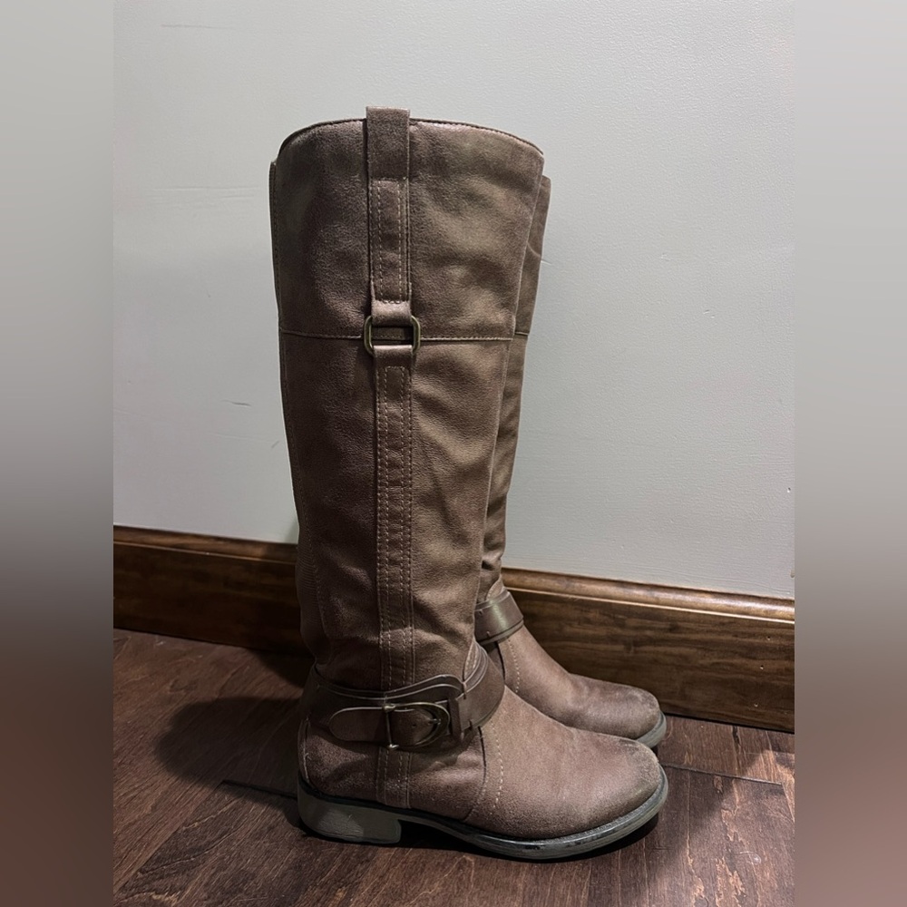 SOLD Women’s size 6 brown boots